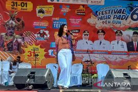 Ayu Azhari sapa masyarakat Pangkalpinang di Festival Pasir Padi