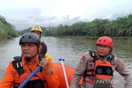 Tim SAR gabungan cari pelajar SD hilang di Sungai Barumun
