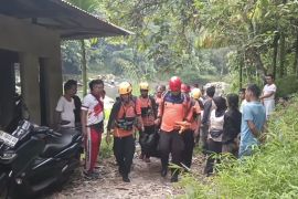 Seorang pria paruh baya meninggal dunia terseret arus sungai di Bonjol (Video)