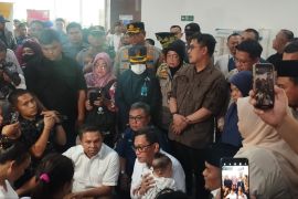 Menteri P2MI di Pelabuhan Dumai sambut kedatangan 196 pekerja migran dideportasi dari Malaysia