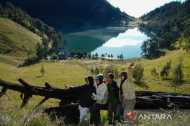 178 pendaki Gunung Semeru dievakuasi dengan aman