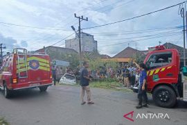 Petugas Damkar Kapuas evakuasi mobil terperosok ke parit