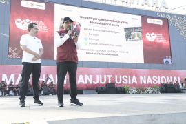 Gus Ipul bacakan puisi di depan ribuan lansia peringati Hari Lansia