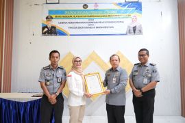 Kanwil Kemenkum Babel serahkan sertifikat hak  cipta "Sekuntum Melati "