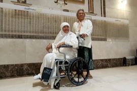 Bahagianya! Love-Bird Lansia berkursi roda ini bisa berhaji bersama