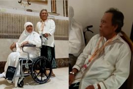 Bahagianya! Love-Bird Lansia berkursi roda ini bisa berhaji bersama