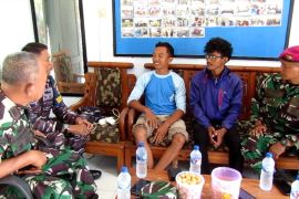 Satgas Marinir evakuasi dua pemuda terdampar di Nusa Barung