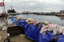 Banjir rob di Tanjung Emas surut, perbaikan pagar jebol dikebut