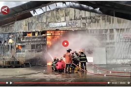 Lebih dari 150 personel padamkan kebakaran pabrik karet di Padang - VIDEO