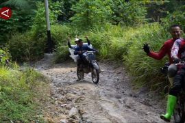 Lewati hutan dan lumpur, BI sapa warga Pinogu dengan edukasi rupiah