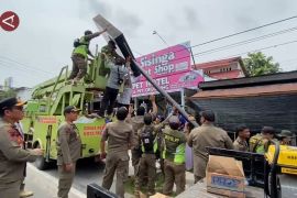Satpol PP Palangka Raya tertibkan tiang reklame di atas drainase