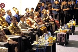 Wapres Gibran nikmati pertunjukkan seni budaya di Kupang bersama warga
