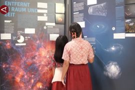 Siswa-siswi di Palangka Raya belajar di pameran sains modern Jerman