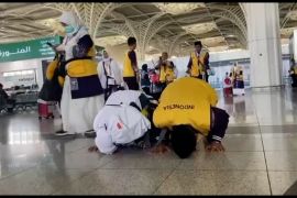 Sujud syukur para jamaah calon haji saat tiba di Arab Saudi
