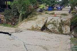Jalan Samarinda-Balikpapan putus, Dinas PUPR siapkan jembatan darurat