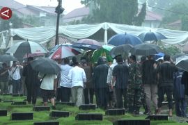 Hujan deras iringi pemakaman Ibrahim Sjarief, suami Najwa Shihab