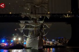 Kapal layar AL Meksiko tabrak jembatan Brooklyn New York