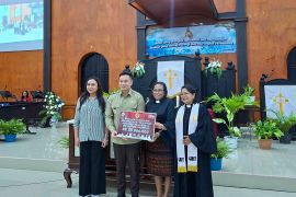 Pemkot Kupang salurkan bantuan 50 juta bagi GMIT Horeb Perumnas