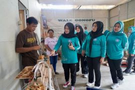 PKK Gowa belajar olahan limbah sabut kelapa di Minahasa Utara