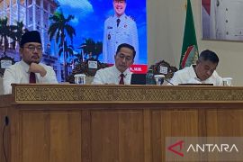 Dalam 100 hari kerja, Ratu Dewa-Prima Salam salurkan bantuan ratusan paket bibit-kain kafan