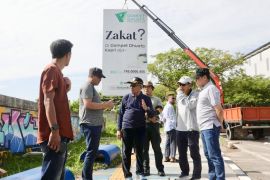 Pemkot Batam segel reklame belum bayar pajak