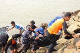 TNI AL evakuasi jenazah pemancing yang tenggelam di Tanjung Sengkuang