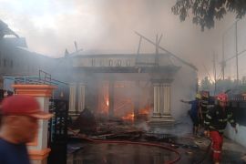 Damkar padamkan kebakaran rumah warga di Siteba Padang