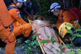 BPBD Bangka Tengah evakuasi empat pendaki Bukit Pading