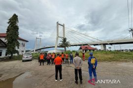 Tim SAR kerahkan 10 penyelam cari pria yang lompat di jembatan Teluk Kendari