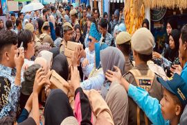 Ribuan pengunjug serbu makanan gratis Harjad ke-75 Kabupaten Kotabaru