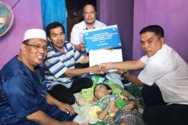 Pelindo Regional 2 Panjang berikan bantuan kepada anak penderita lumpuh