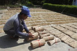 Produksi tusuk satai di Jember