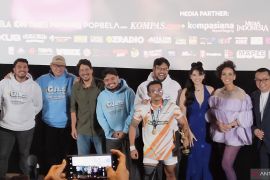 Bucek bernyanyi lagu dangdut "Feromon" pada film "GJLS: Ibuku Ibu-Ibu"