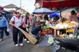 Dinas Koperasi UKM dan Perdagangan Badung gelar aksi bersih pasar