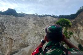 Tim SAR belum temukan empat korban yang tertimbun longsor Gunung Kuda Cirebon