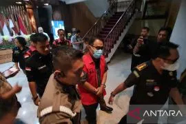 Kejati Jatim tahan tersangka penerima gratifikasi Rp3,6 miliar