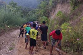 Relawan minta gubernur Sulteng realisasikan janji pembangunan jalan