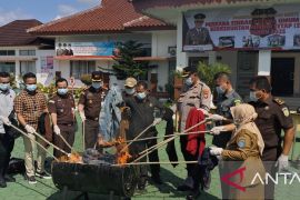 Kejari Bangka Tengah musnahkan barang bukti dari 51 perkara