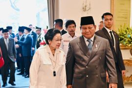 Politik, dari hubungan Presiden Prabowo dan Megawati hingga sekolah gratis