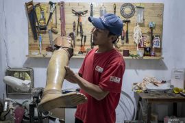 Produksi alat bantu penyandang disabilitas