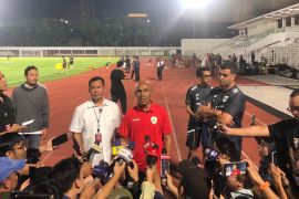 Simon Tahamata siap menolong sepak bola Indonesia