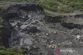 Tambang pasir di kaki Gunung Galunggung