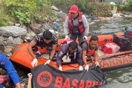 Tim SAR evakuasi jenazah pria yang lompat dari jembatan Teluk Kendari