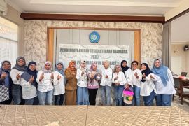 Line Dance PWI Jatim Silaturahmi dengan Ketua Perwosi Surabaya