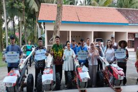Ketua Komisi IV DPR RI bagikan traktor pada petani di Kulon Progo