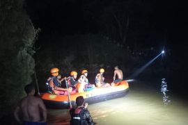 Tim SAR gabungan evakuasi bocah 11 tahun hanyut di arus  Sungai Belawan