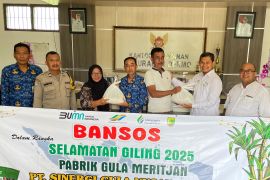 PG Meritjan Kediri bagikan paket bahan pokok sambut musim giling 2025