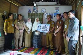 Wabup HSS kunjungi lansia asuh dan serahkan bansos di peringatan HLUN