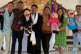 Pemuda Maluku  beri terapi dongeng anak penyintas konflik Masihulan