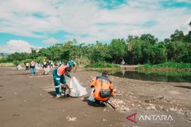 Pertamina gelar aksi bersih pantai dan tanam mangrove di Bitung
